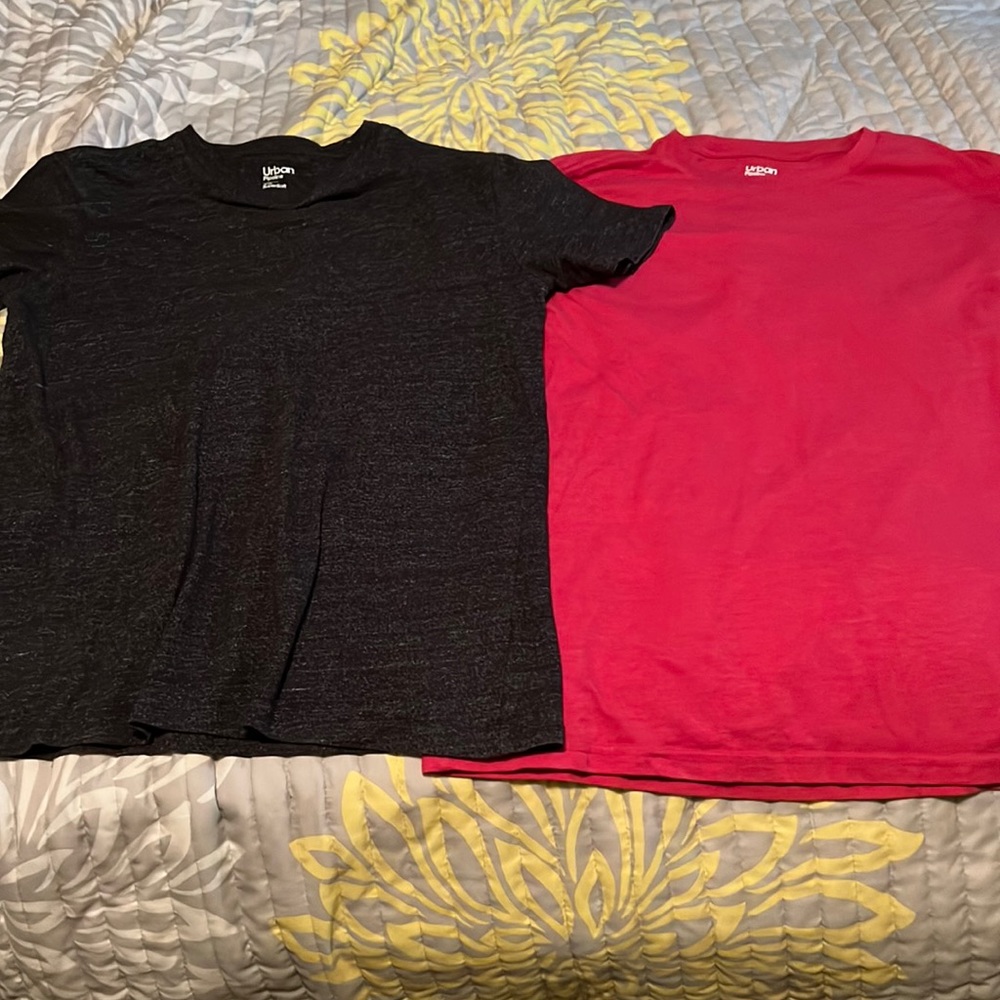Urban Pipeline Men’s super  Soft short sleeve shirt size small (2 shirts)